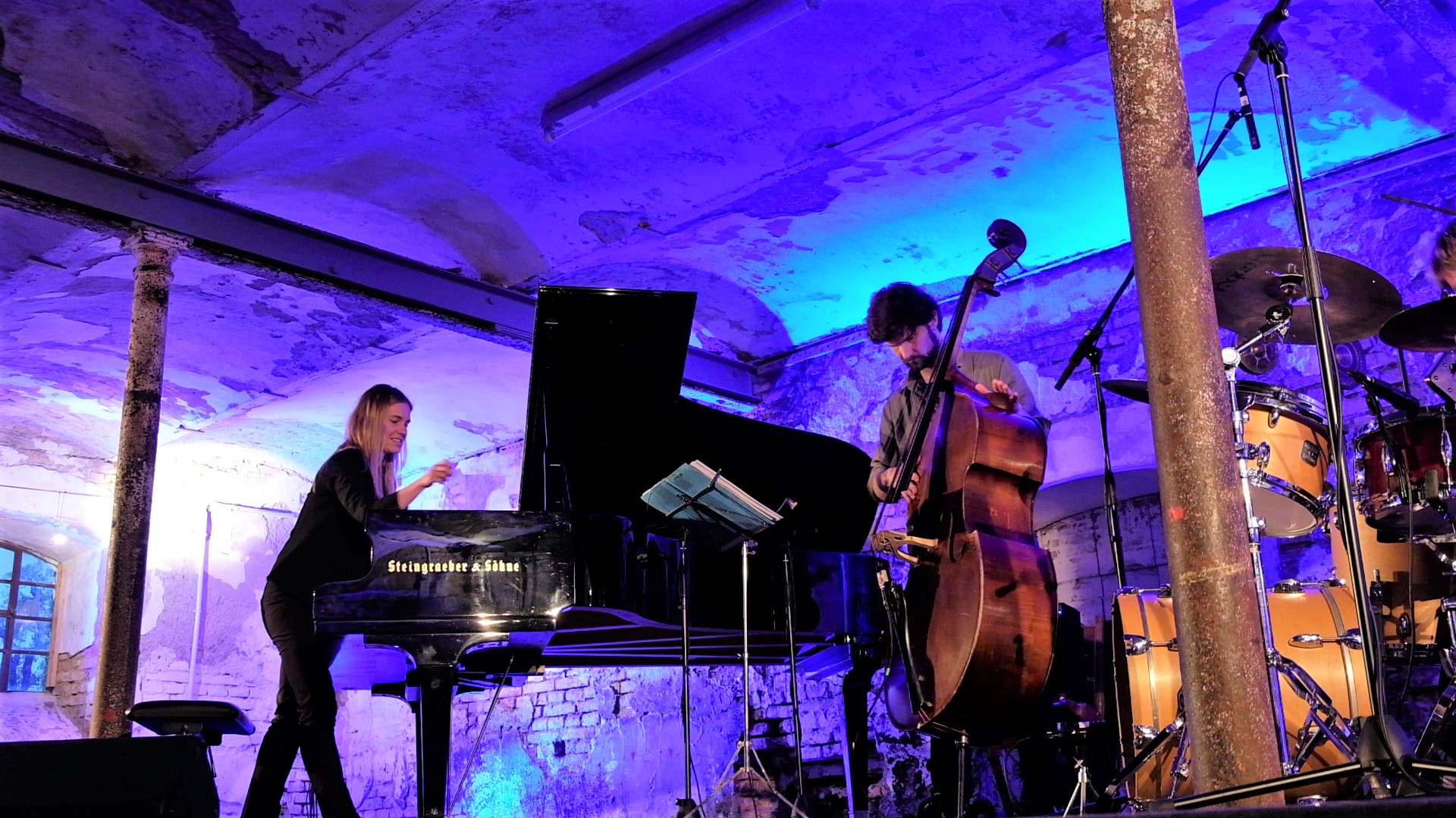 Julia Kadel am Piano zusammen mit Bassist Karl-Erik Enkelmann im Kuhstall während er JazzTage 2019 in Penzberg